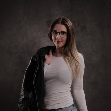 Çekici genç kadın fotoğraf stüdyosu için poz veriyor.