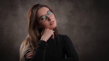 Stüdyoda genç ve çekici bir kadınla fotoğraf çekimi. Stüdyo fotoğrafçılık.