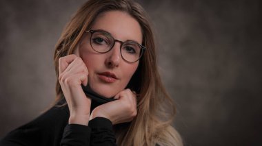 Stüdyoda genç ve çekici bir kadınla fotoğraf çekimi. Stüdyo fotoğrafçılık.