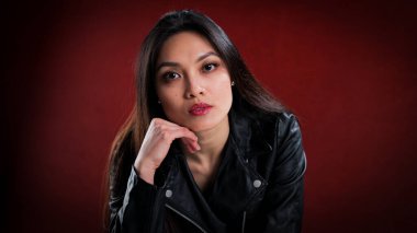 Seksi Asyalı kadın stüdyoda fotoğraf stüdyosu için poz veriyor.