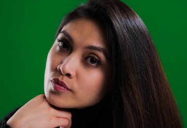 Stüdyo fotoğrafçılığında fevkalade güzel bir yüzü olan kız.