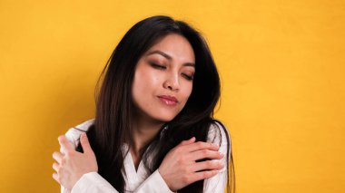 20 'li yaşlarının ortasında genç bir kadın fotoğraf stüdyosuna poz veriyor.