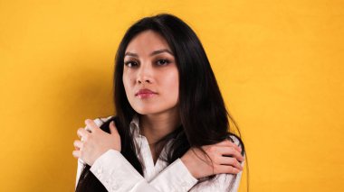 Genç tatmin olmuş bir kadın mutlu bir izlenim bırakır - stüdyo fotoğrafçılığı.