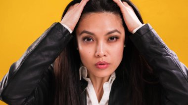 20 'li yaşlarının ortasında genç bir kadın fotoğraf stüdyosuna poz veriyor.