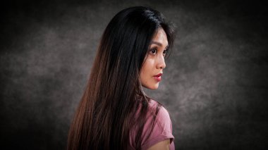 Profilde genç güzel bir kadın - portre çekimi - stüdyo fotoğrafçılığı