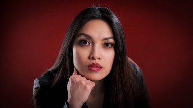 Kendine güvenen genç bir kadının portresi - stüdyo fotoğrafçılığı