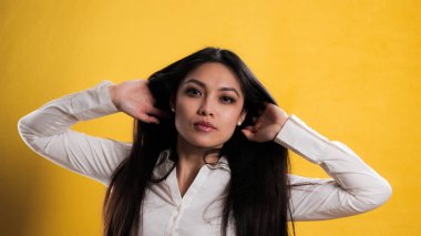 Kırmızı güllerin çiçeklerinin detaylı görünümü - stüdyo fotoğrafçılığı