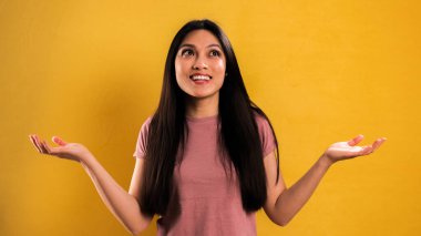 Sarı arka planda genç ve güzel bir kadının yakın çekimi - stüdyo fotoğrafçılığı