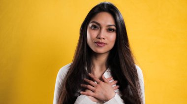 Genç ve güzel bayan minnettar ve mutlu. Stüdyo fotoğrafçılığı.