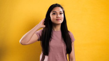 Stüdyo fotoğrafçılığındaki güzel Asyalı kız.