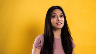 Sarı arka planda güzel bir kızın portresi - stüdyo fotoğrafçılığı