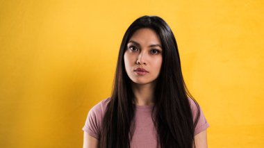 Fotoğraf stüdyosundaki genç ve güzel kadın. Stüdyo fotoğrafçılığı.