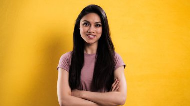 Stüdyo fotoğrafçılığındaki kendine güvenen genç kadın.