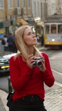 Lizbon 'un tarihi şehir merkezinde genç bir kadın yürüyor - seyahat fotoğrafçılığı