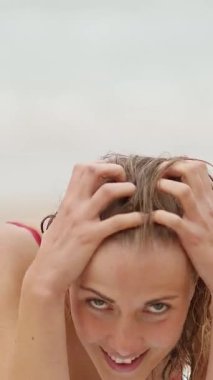 Plajda genç ve seksi bir kadın - seyahat fotoğrafçılığı