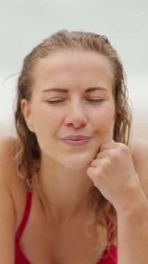 Kumsalda güzel bir gün - dinlenmek için harika bir yer - seyahat fotoğrafçılığı