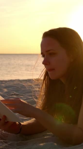 Genç Bir Kadın Gün Batımında Sahilde Yatarken Kitap Okur Seyahat — Stok video