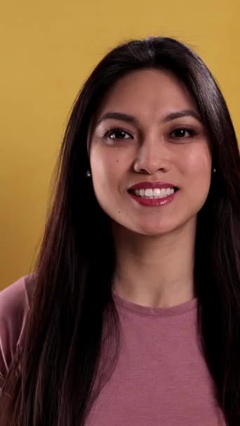 Wanita Muda Yang Penuh Energi Bermain Main Syuting Studio — Stok Video