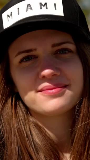 Молодая Женщина Любит Жаркое Солнце Майами Фотографии Путешествий — стоковое видео