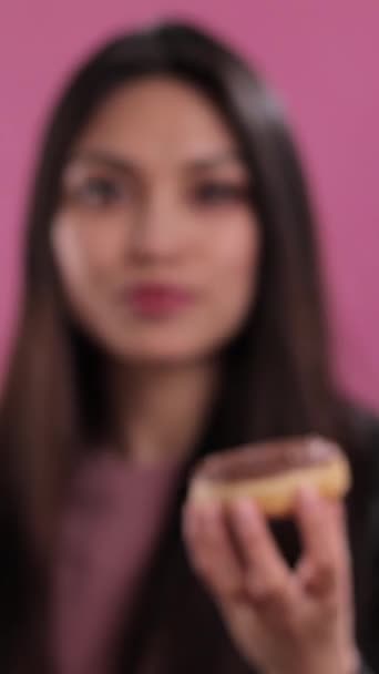 Mujer Bonita Joven Con Rosquillas Recién Horneadas Rodaje Estudio — Vídeo de stock