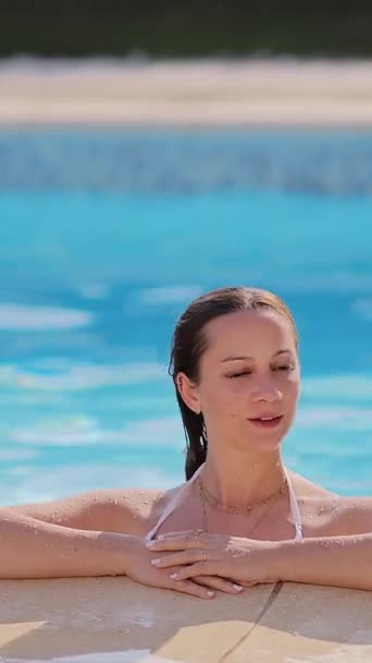 Mujer Guapa Sexy Bikini Una Piscina Día Soleado Vídeo Vertical — Vídeo de stock