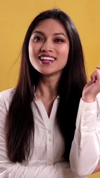 Wanita Muda Dengan Wajah Cantik Pose Untuk Kamera Studio Shooting — Stok Video