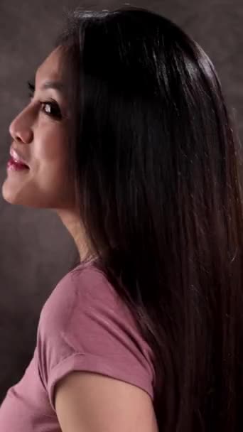 Молодая Женщина Красивым Лицом Позирует Перед Камерой Студия Съемки — стоковое видео