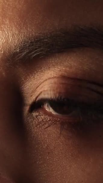 Die Augen Einer Frau Extreme Nahaufnahme Studioaufnahmen — Stockvideo