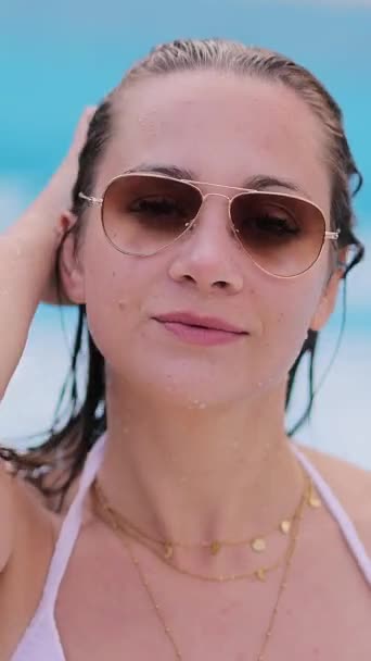 Portrait Young Pretty Woman Swimming Pool Summer Vertical Video — ストック動画