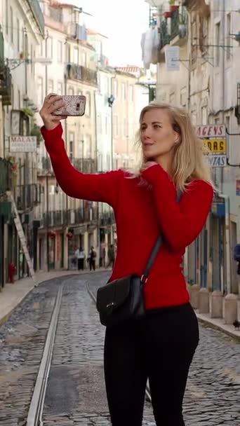Pretty Girl Reser Till Lissabon För Sightseeing Fotografering — Stockvideo