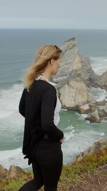 Mujer Joven Parque Natural Sintra Cabo Roca Fotografía Viaje — Vídeo de stock