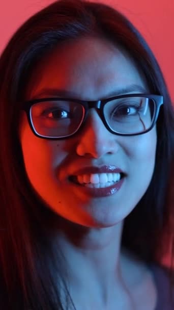 Joven Bonita Asiática Retrato Rodado Colores Rgb Videoclip — Vídeos de Stock