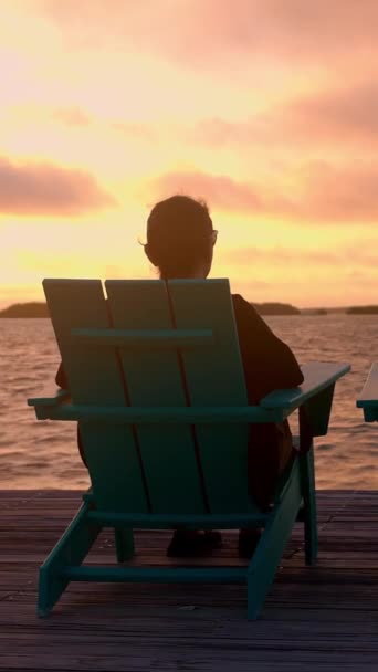 Дві Жінки Сидять Кріслі Палубі Насолоджуються Заходом Сонця Фотографія Подорожей — стокове відео