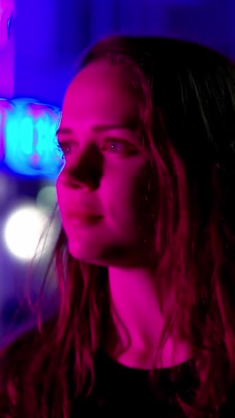 Färgglada Ocean Drive Miami Beach Natten Ung Kvinna Promenader Längs — Stockvideo