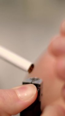Tatmin olmayan genç bir kadın sigara yakıyor - seyahat fotoğrafçılığı