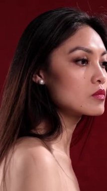 Kameraya poz veren genç, güzel bir kadın. Stüdyo çekimi.