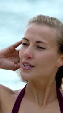 Plajdaki genç ve seksi kadın - yaz tatili - seyahat fotoğrafçılığı