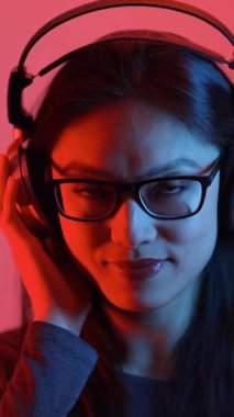 Genç Asyalı kadın müzik dinliyor - güçlü renkli çekim - video dudak