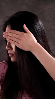 Genç ve güzel bir kadın fotoğrafının çekilmesini istemiyor.