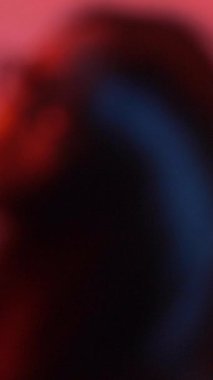 Genç ve güzel Asyalı - RGB renklerinde portre - video dudak