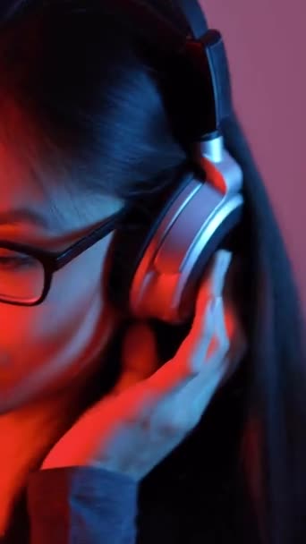 Jovem Mulher Asiática Ouve Música Forte Tiro Colorido Videoclip — Vídeo de Stock
