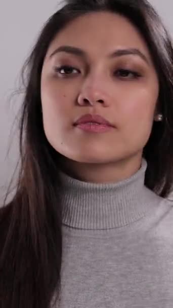 Wanita Muda Yang Baru Divaksinasi Menunjukkan Patch Nya Pada Lengan — Stok Video