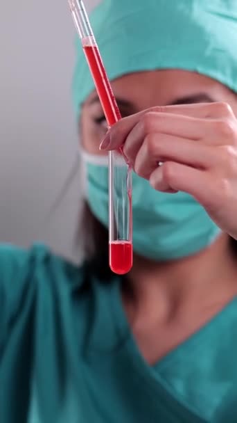 Medicul Examinează Probă Sânge Fotografiere Studio — Videoclip de stoc