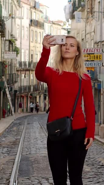 プリティーガールは観光のためにリスボンに旅行 旅行写真 — ストック動画