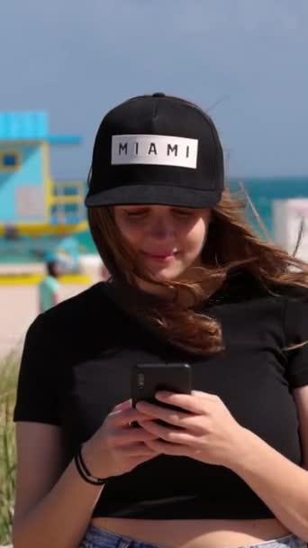 Красивая Женщина Майами Бич Отправляет Текстовое Сообщение Фото Путешествий — стоковое видео