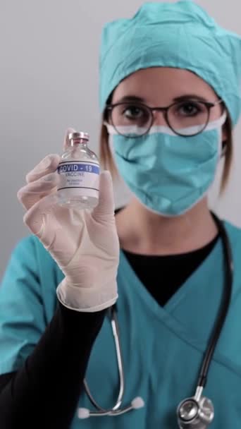 Young Female Doctor Presents Covid Vaccine Studio Photography Vertical Video — Stock Video