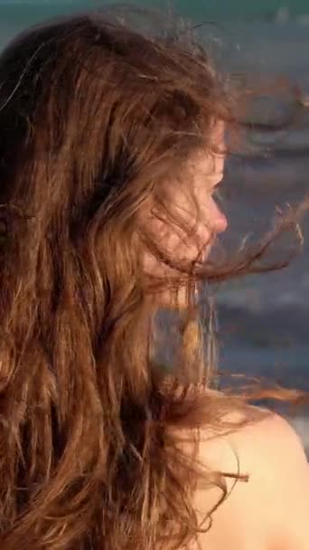 웨스트 사진의 해변에서 수영복을 아름다운 — 비디오