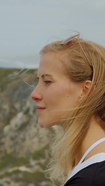 Mladá Žena Přírodním Parku Sintra Cabo Roca Cestovní Fotografie — Stock video