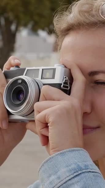 Lizbon Fotoğraf Çeken Genç Bir Kadın Seyahat Fotoğrafçılığı — Stok video