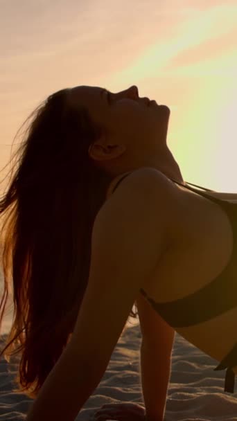 Relaxace Pláži Při Západu Slunce Těší Teplé Sluneční Paprsky Nad — Stock video